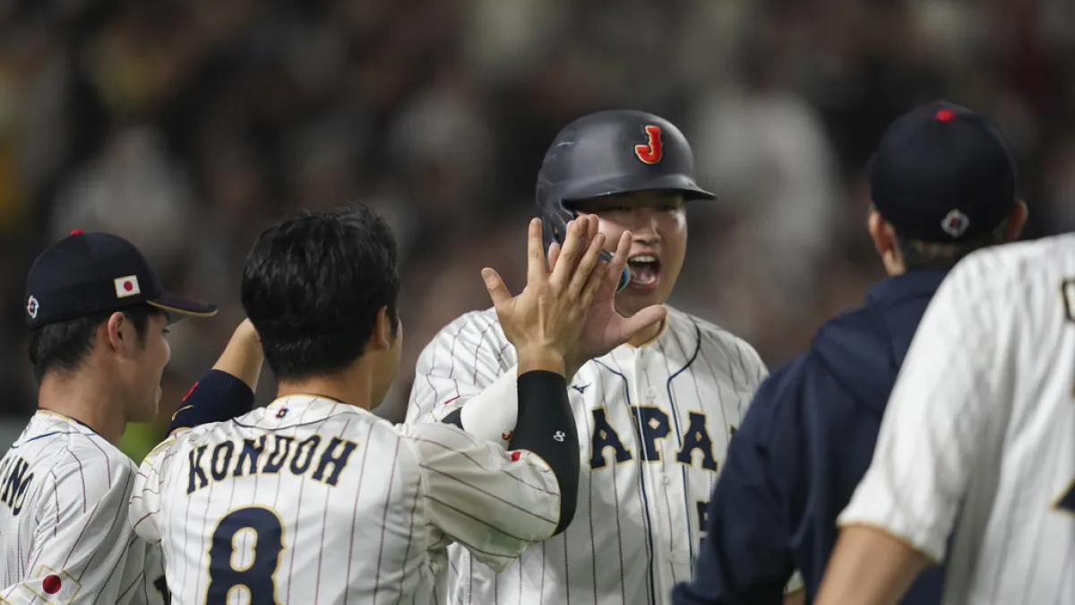 村上宗隆(中)在世界棒球經典賽對墨西哥轟出再見安打,他正是日本隊中CoreEnergy腰帶愛用者之一。(圖/AP)