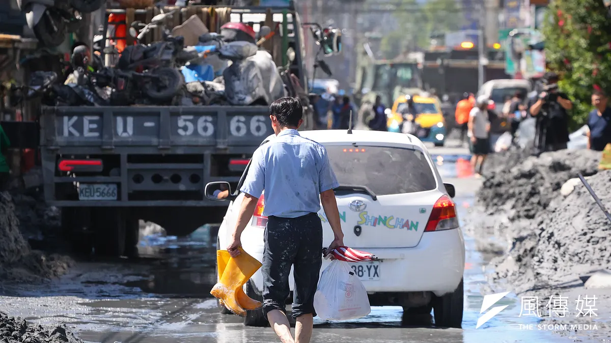 馬太鞍溪堰塞湖潰堤,山洪衝入光復鄉市區,民眾於洪水退去後清理家園。(顏麟宇攝) 馬太鞍溪堰塞湖潰堤,山洪衝入光復鄉市區,民眾於洪水退去後清理家園。(顏麟宇攝)