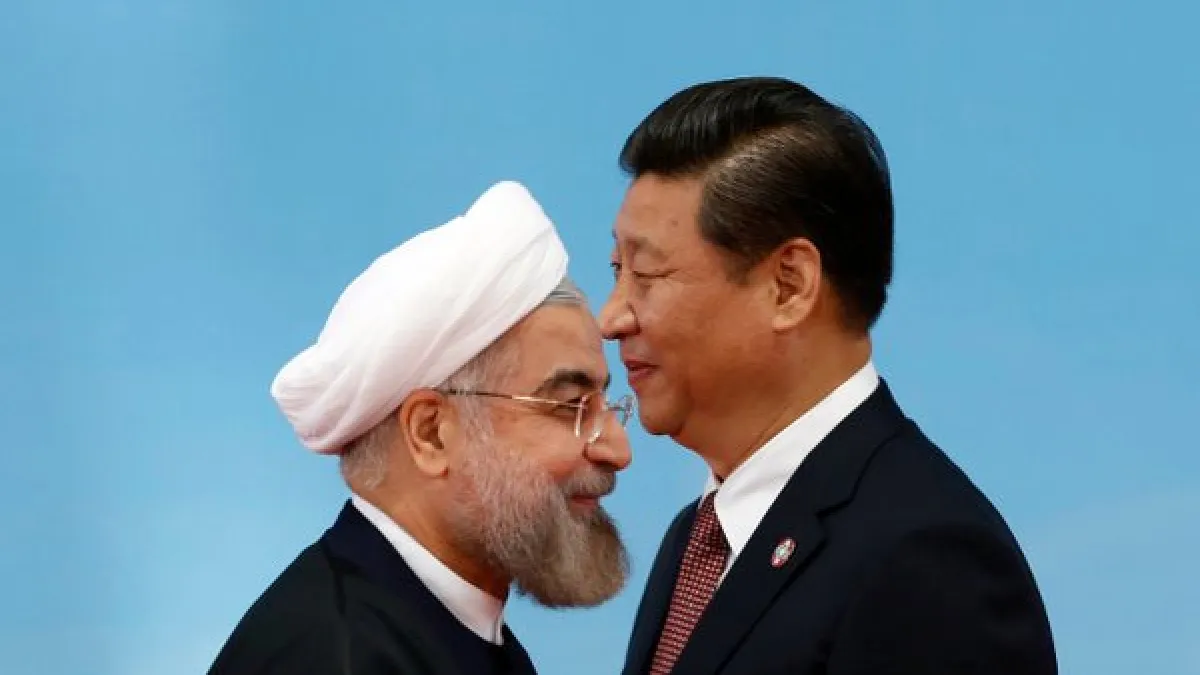 中國佈局全球,在伊朗投資的建設亦著力甚深,圖為中國領導人習近平(右)與伊朗總統魯哈尼(左)。(取自推特)