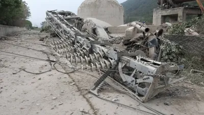 高雄市東南水泥廠今(1)日下午拆除廠房時,因水泥儲倉撞擊電塔造成倒塌,導致高鐵、台鐵部分路段停駛。(取自經濟部臉書)
