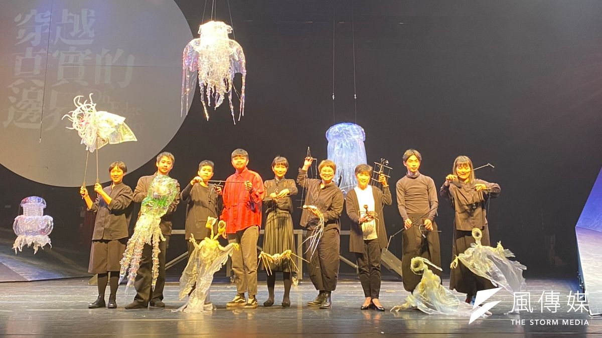 台德共同製作的偶戲新作《穿越真實的邊界》,發揮創意玩轉日常材質、形塑多類型懸絲偶,並運用劇場燈光與投影效果承造神秘氣氛,4/17-18日在臺中國家歌劇院首演。(圖/王秀禾) 台德共同製作的偶戲新作《穿越真實的邊界》,發揮創意玩轉日常材質、形塑多類型懸絲偶,並運用劇場燈光與投影效果承造神秘氣氛,4/17-18日在臺中國家歌劇院首演。(圖/王秀禾)