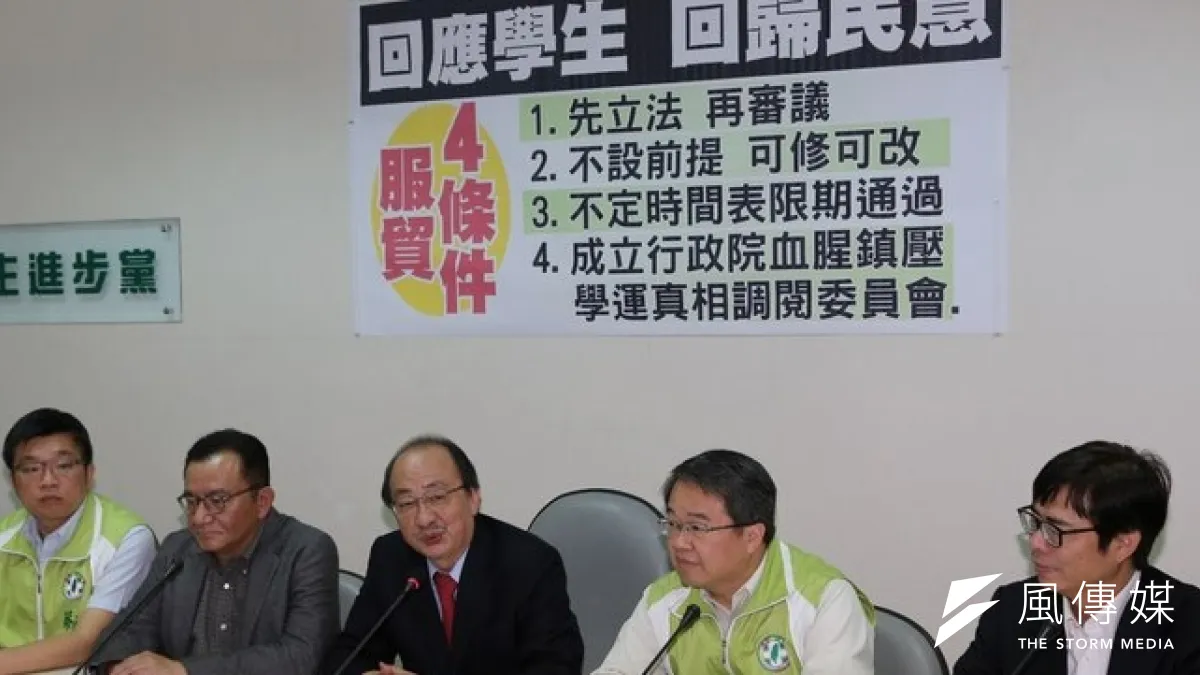 為對學生佔領凱道表達支持,民進黨將周日已借到的路權轉給學生使用,圖為民進黨團記者會,左起立委邱議瑩、蔡其昌、高志鵬、柯建銘、吳秉叡、陳其邁。(余志偉攝)