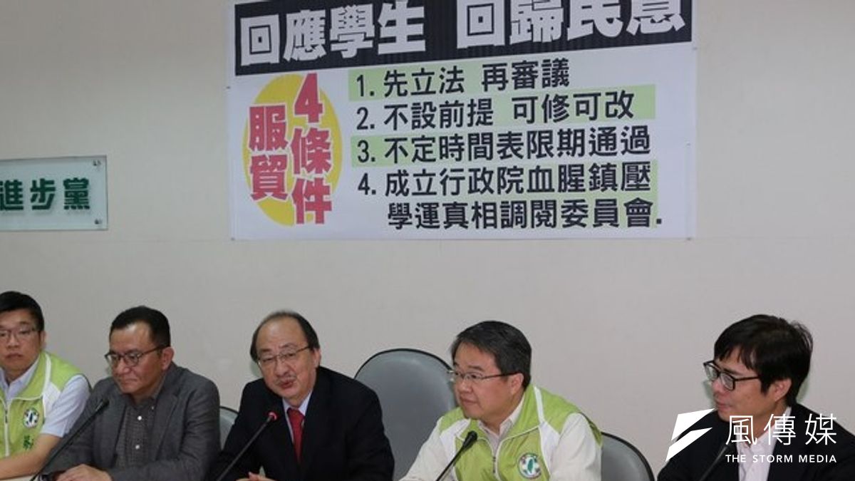 為對學生佔領凱道表達支持,民進黨將周日已借到的路權轉給學生使用,圖為民進黨團記者會,左起立委邱議瑩、蔡其昌、高志鵬、柯建銘、吳秉叡、陳其邁。(余志偉攝) 為對學生佔領凱道表達支持,民進黨將周日已借到的路權轉給學生使用,圖為民進黨團記者會,左起立委邱議瑩、蔡其昌、高志鵬、柯建銘、吳秉叡、陳其邁。(余志偉攝)