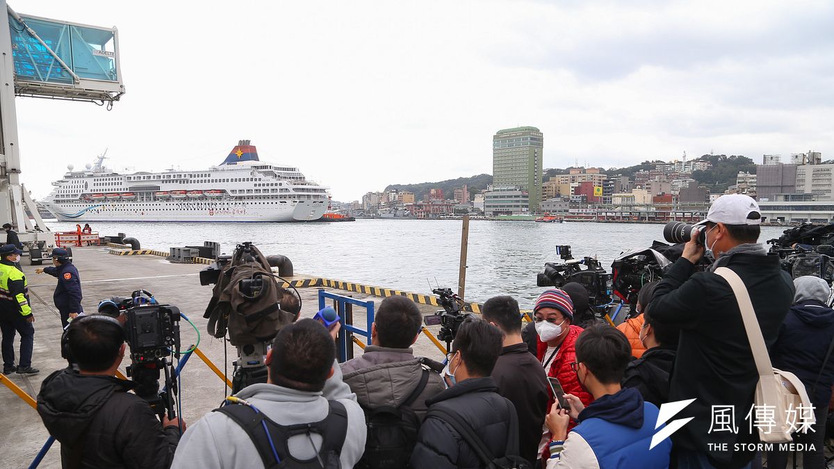 建立新媒體自律及社會責任標準的時候了。病毒不看護照,防疫不分國界。面對人類生存的威脅,重拾良善互助、愛人如己精神,方是集體度過災難的最佳解方。圖為媒體圍觀寶瓶星號拍攝。(示意圖,顏麟宇攝) 建立新媒體自律及社會責任標準的時候了。病毒不看護照,防疫不分國界。面對人類生存的威脅,重拾良善互助、愛人如己精神,方是集體度過災難的最佳解方。圖為媒體圍觀寶瓶星號拍攝。(示意圖,顏麟宇攝)