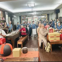 南投縣著名的茗揚四海茶莊在每年的九月九日舉辦「九九藏茶節活動」,邀請茶友體驗典藏好茶的趣味。(圖/王秀禾攝) 南投縣著名的茗揚四海茶莊在每年的九月九日舉辦「九九藏茶節活動」,邀請茶友體驗典藏好茶的趣味。(圖/王秀禾攝)