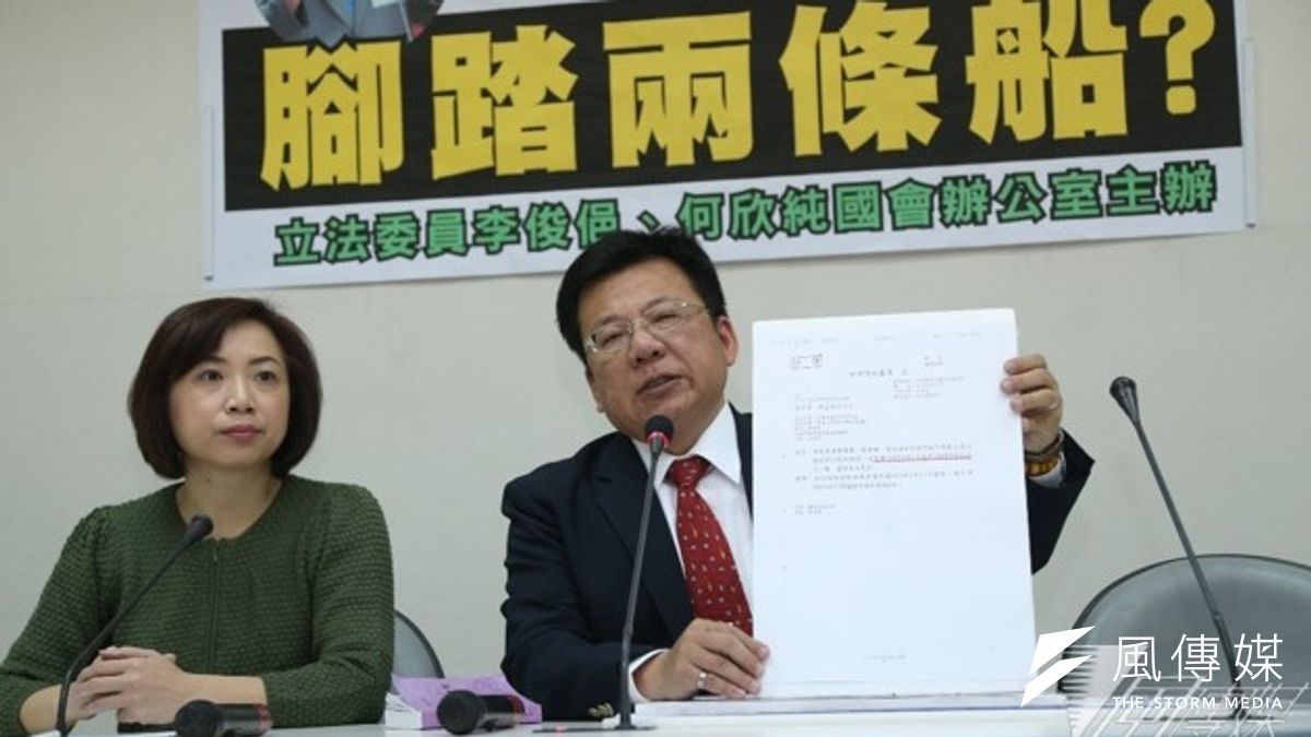 民進黨立委李俊俋(右起)及何欣純召開記者會,指考試院副院長高永光透過各種管道施壓政大,要求將借調期延長至民國109年,違反政大規定。(吳逸驊攝) 民進黨立委李俊俋(右起)及何欣純召開記者會,指考試院副院長高永光透過各種管道施壓政大,要求將借調期延長至民國109年,違反政大規定。(吳逸驊攝)