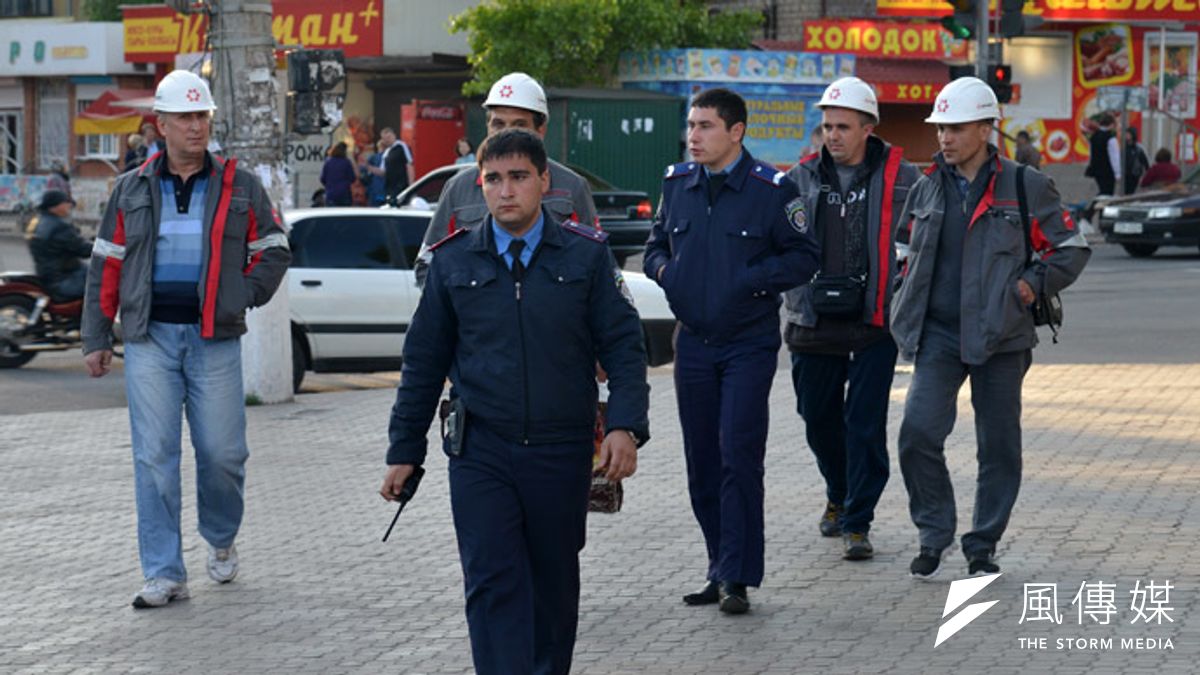 烏克蘭東部的馬里烏波爾,工人走上街頭維持秩序,對抗親俄派民兵。(取自網路) 烏克蘭東部的馬里烏波爾,工人走上街頭維持秩序,對抗親俄派民兵。(取自網路)