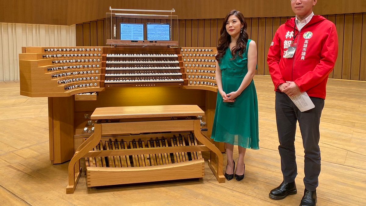 林智鴻市議員與余曉怡現場做演出示範,讓大家一起感受到管風琴的震撼威力。(圖/林志鴻服務處提供) 林智鴻市議員與余曉怡現場做演出示範,讓大家一起感受到管風琴的震撼威力。(圖/林志鴻服務處提供)