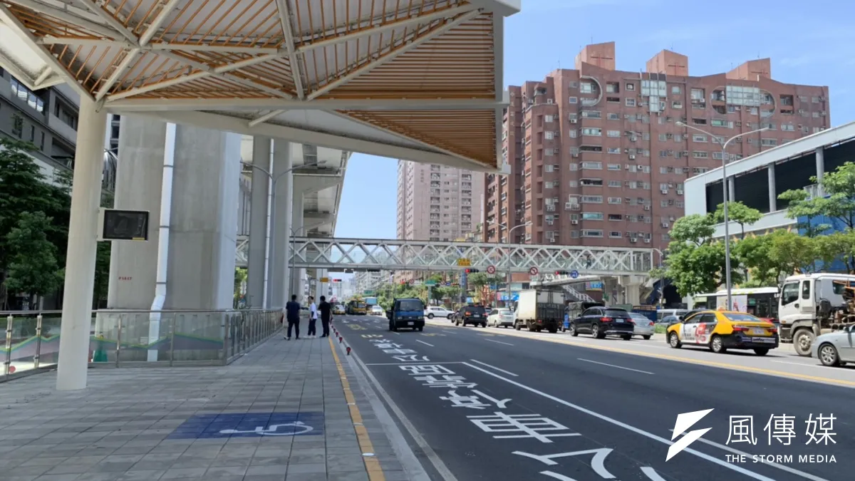 交通局副局長林麗珠今(19)日實地視察於新莊區思源路公車優先道,將於明(20)日上午6 時起實施,沿線5座總斥資3,700 萬元打造千帆長廊式候車亭將同步啟用。(圖/新北市交通局提供)