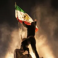 激化するイランの暴動。旧政権の「獅子と太陽の旗」を掲げる抗議参加者。(写真/X @MAmirizadeh提供) 激化するイランの暴動。旧政権の「獅子と太陽の旗」を掲げる抗議参加者。(写真/X @MAmirizadeh提供)