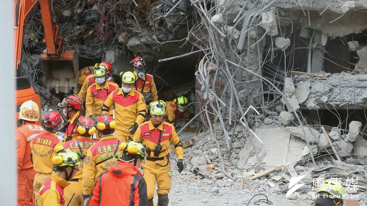 統帥大飯店1、2樓坍毀05,消防、國軍救災人員救援現場。(陳明仁攝) 統帥大飯店1、2樓坍毀05,消防、國軍救災人員救援現場。(陳明仁攝)