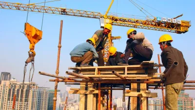 大量農民工進城打工,卻因無法取得城市戶籍,難以享受社保、教育、醫療等公共服務(BBC)