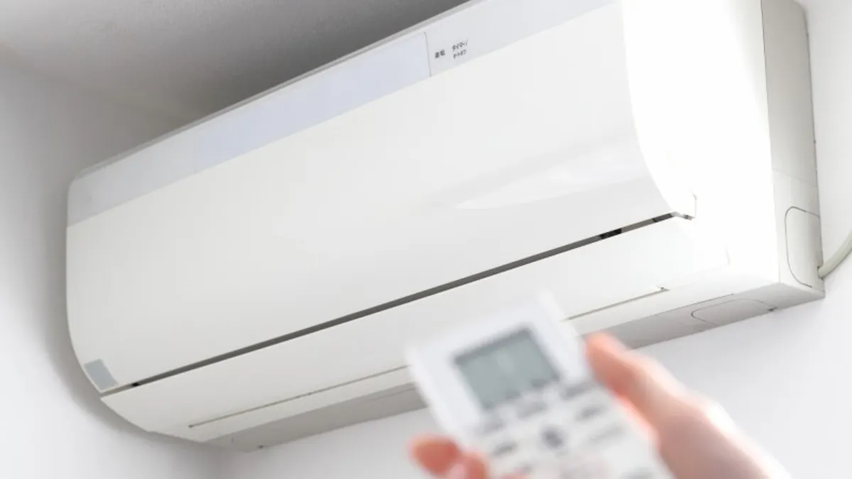 如果冷氣累積的灰塵較多,在炎熱天氣期間,應該每一至兩星期清洗一次濾網。(示意圖/取自photoAC) 如果冷氣累積的灰塵較多,在炎熱天氣期間,應該每一至兩星期清洗一次濾網。(示意圖/取自photoAC)