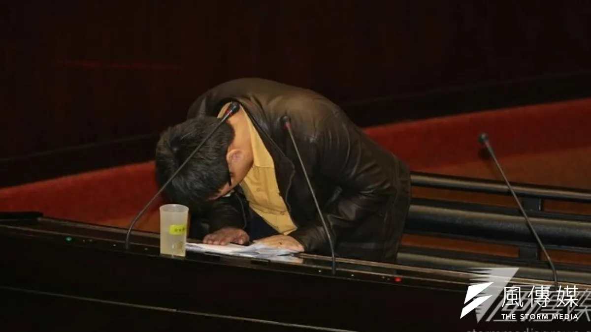 民進黨立委段宜康質詢時向行政院長江宜樺行禮,嘲諷這是告別式。(余志偉攝)