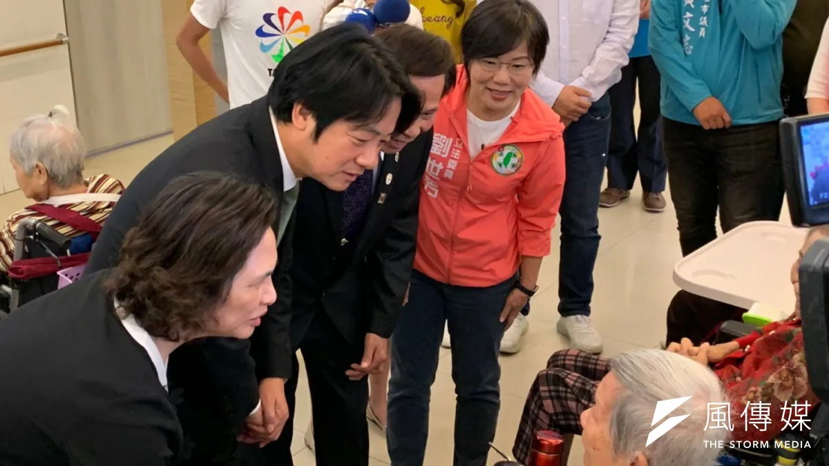 賴清德(左二)南下高雄與高雄立委劉世芳(左一)訪視左營長照中心(圖/徐炳文攝)