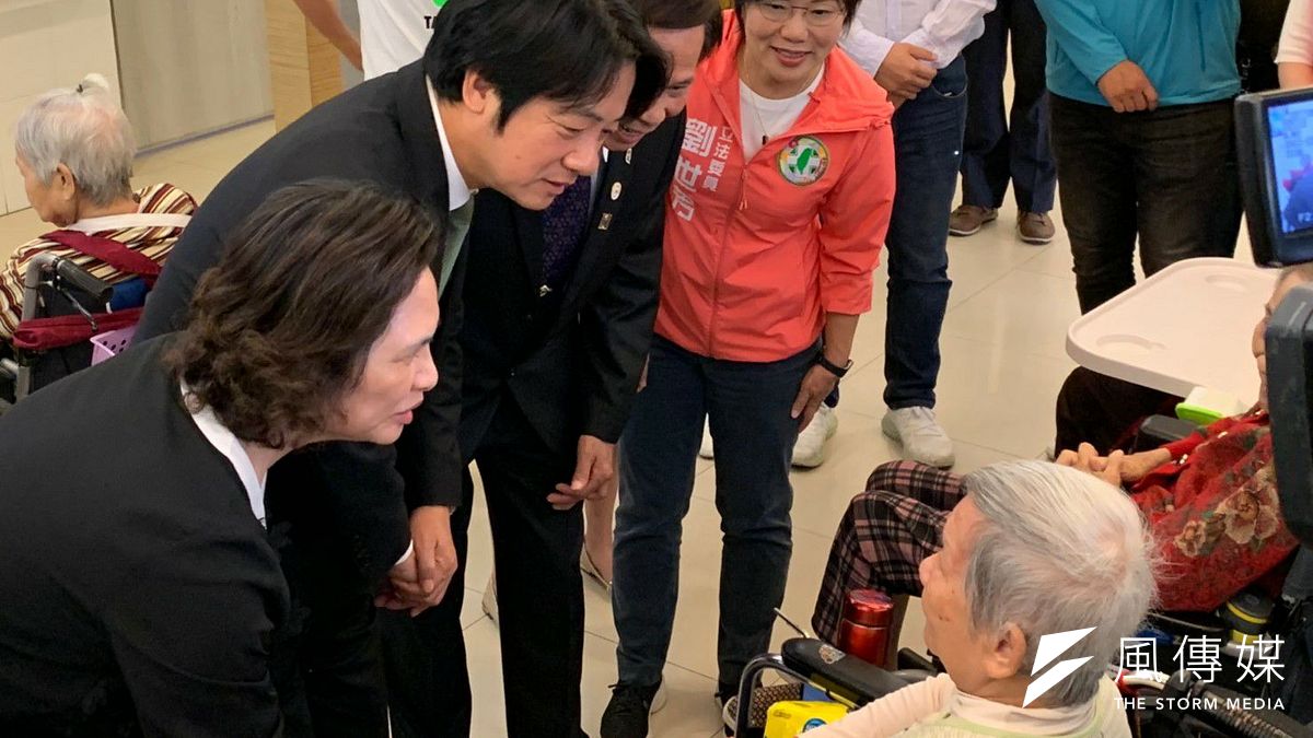 賴清德(左二)南下高雄與高雄立委劉世芳(左一)訪視左營長照中心(圖/徐炳文攝) 賴清德(左二)南下高雄與高雄立委劉世芳(左一)訪視左營長照中心(圖/徐炳文攝)