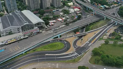 「浮洲橋下橋市區道路整體優化工程」完工,把從浮洲橋下橋往板城路需S形迴轉的動線截彎取直,大幅改善浮洲橋往湳仔溝、縣民大道方向行車安全。(圖/新北市工務局提供)