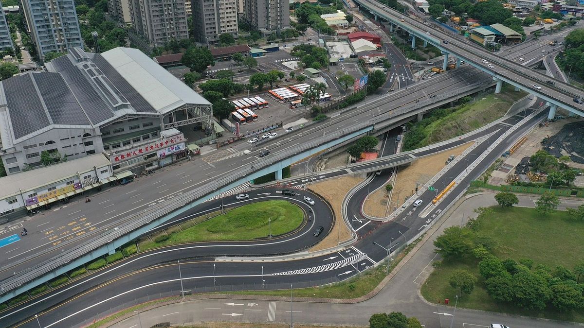 「浮洲橋下橋市區道路整體優化工程」完工,把從浮洲橋下橋往板城路需S形迴轉的動線截彎取直,大幅改善浮洲橋往湳仔溝、縣民大道方向行車安全。(圖/新北市工務局提供) 「浮洲橋下橋市區道路整體優化工程」完工,把從浮洲橋下橋往板城路需S形迴轉的動線截彎取直,大幅改善浮洲橋往湳仔溝、縣民大道方向行車安全。(圖/新北市工務局提供)
