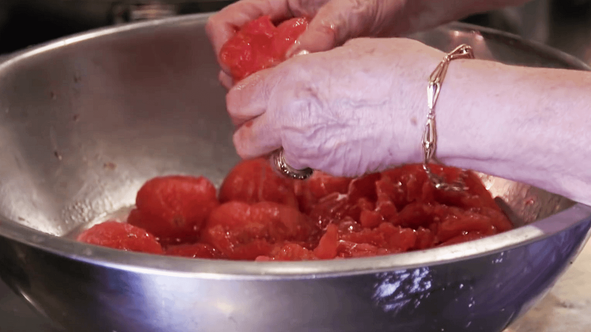 在料理爭相求新求變的現在,這家餐廳只聘「大媽」當主廚,希望讓最傳統的美味持續傳承下去。(圖/Youtube) 在料理爭相求新求變的現在,這家餐廳只聘「大媽」當主廚,希望讓最傳統的美味持續傳承下去。(圖/Youtube)