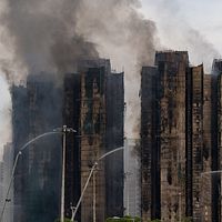 香港新界大埔の宏福苑で26日に火災が発生し、港府の最新統計によると、28日午前6時時点でこの5級火災は94名の命を奪った。(写真/AP通信) 香港新界大埔の宏福苑で26日に火災が発生し、港府の最新統計によると、28日午前6時時点でこの5級火災は94名の命を奪った。(写真/AP通信)