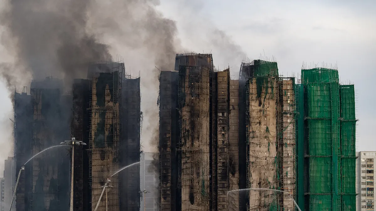 香港新界大埔の宏福苑で26日に火災が発生し、港府の最新統計によると、28日午前6時時点でこの5級火災は94名の命を奪った。(写真/AP通信) 香港新界大埔の宏福苑で26日に火災が発生し、港府の最新統計によると、28日午前6時時点でこの5級火災は94名の命を奪った。(写真/AP通信)