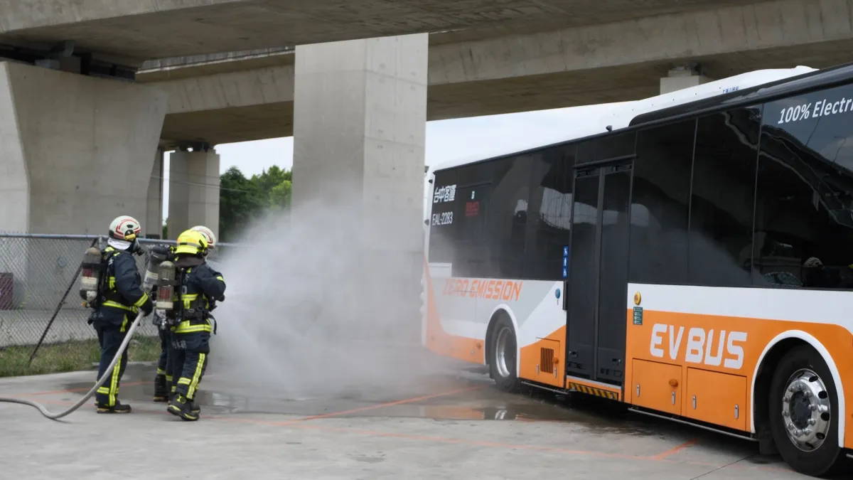 台中市府交通局、消防局及客運業者及車廠共同辦理電動公車消防演練。(圖/台中市政府)