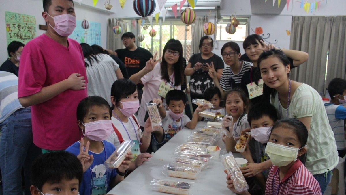 伊甸基金會舉辦兒童夏令營 矇眼吃飯感受身障痛苦 伊甸基金會舉辦兒童夏令營 矇眼吃飯感受身障痛苦