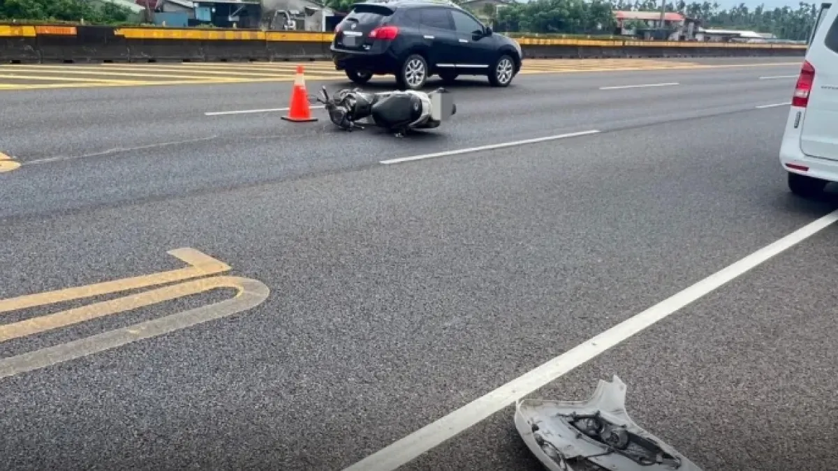 機車慘遭救護車撞飛!(圖/翻攝自記者爆料網)
