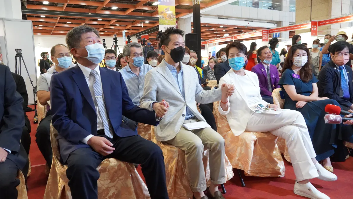 台北市長候選人陳時中、黃珊珊、民進黨立委何志偉9日共同出席2022台灣藝術博覽會開幕活動。(何志偉辦公室提供)