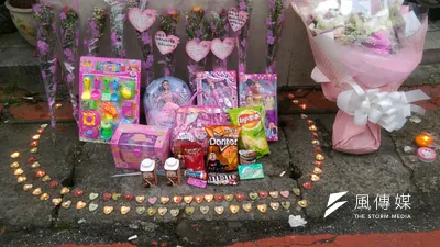內湖女童命案現場,無數民眾以鮮花、禮物悼念「小燈泡」(風傳媒)