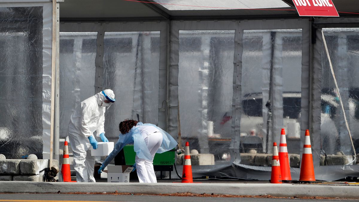 《紐約時報》刊登的數據顯示,黑人與西班牙裔在新冠肺炎疫情中死亡率最高。對此,胸腔重症醫師蘇一峰在臉書提出5點分析。(資料照,美聯社) 《紐約時報》刊登的數據顯示,黑人與西班牙裔在新冠肺炎疫情中死亡率最高。對此,胸腔重症醫師蘇一峰在臉書提出5點分析。(資料照,美聯社)