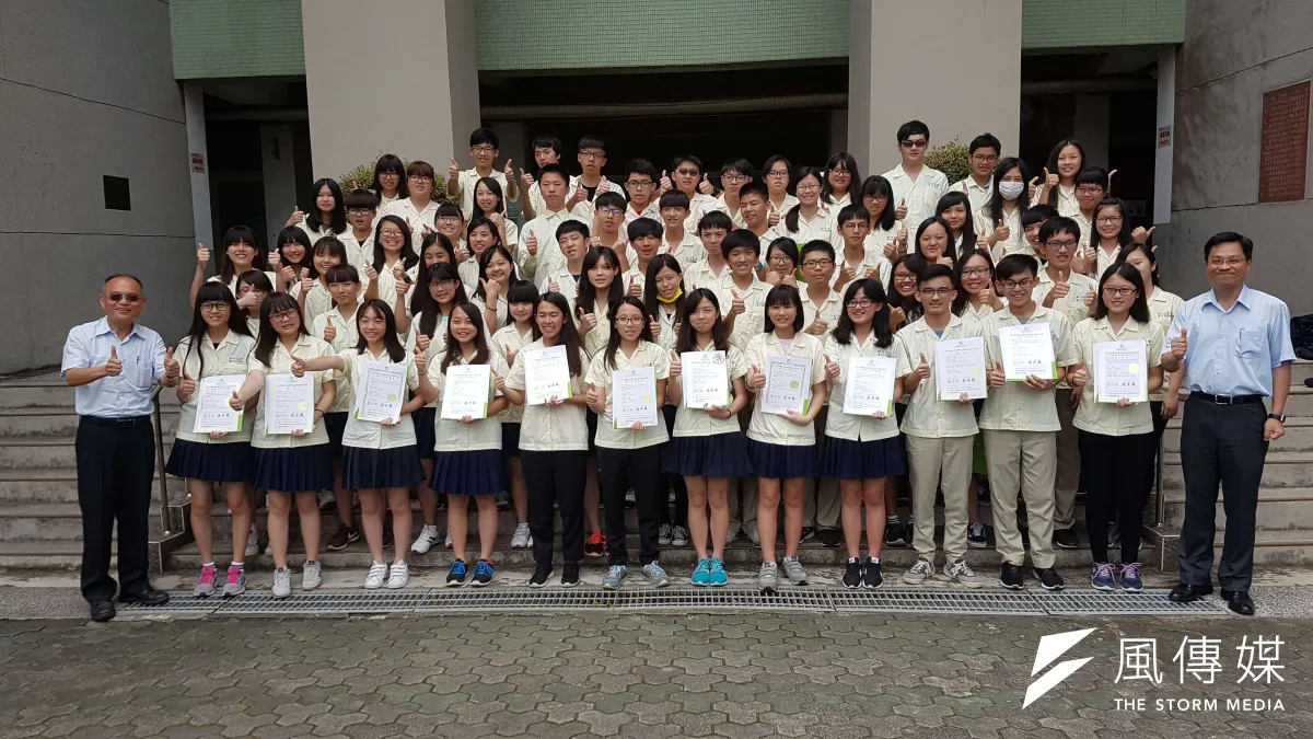 國立新竹高商師生參加今年「第七屆國際華文暨教育盃電子書創作大賽」,連續四年稱霸教師組及高職學生組。(圖/方詠騰攝)