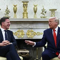 北約事務総長のマーク・ルッテ(左)は、米国大統領トランプ(右)によるイランへの空襲行動に高い評価を示した。(資料写真、AP通信) 北約事務総長のマーク・ルッテ(左)は、米国大統領トランプ(右)によるイランへの空襲行動に高い評価を示した。(資料写真、AP通信)