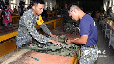 保傘連整摺傘具共有6個步驟,都需經過檢查士的檢驗。(蘇仲泓攝)