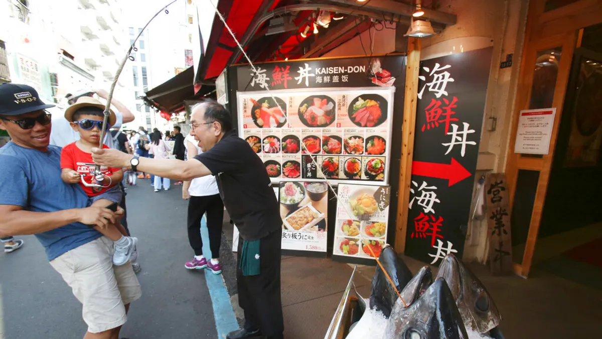 近期,台灣旅客在義大利因多人共食披薩遭店家公審的事件,引發了國內外對於旅遊餐飲禮儀的熱烈討論。許多台灣民眾喜愛前往日本旅行,對於「在日本餐廳是否可以共食」這件事情也產生疑問,日本旅遊達人林氏璧對此提供了專業的見解與潛規則的提醒指出,在注重禮儀的日本該如何應對。(美聯社) 近期,台灣旅客在義大利因多人共食披薩遭店家公審的事件,引發了國內外對於旅遊餐飲禮儀的熱烈討論。許多台灣民眾喜愛前往日本旅行,對於「在日本餐廳是否可以共食」這件事情也產生疑問,日本旅遊達人林氏璧對此提供了專業的見解與潛規則的提醒指出,在注重禮儀的日本該如何應對。(美聯社)
