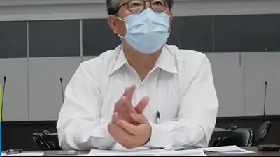 中市環保局長陳宏益以藍天白雲台中市空污治理成果為題,在市政會議進行專案報告。(圖/台中市政府)