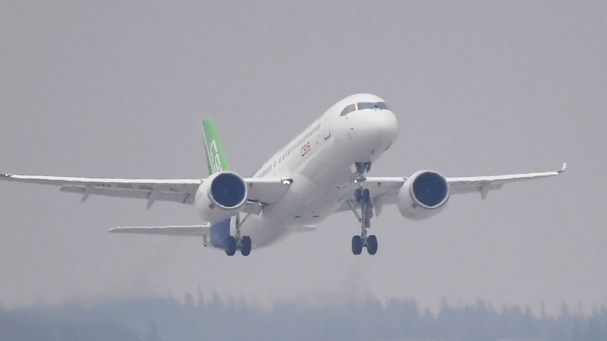 中國首款國際主流水準的國產大型客機C919,5日14時許在上海浦東國際機場首飛(AP) 中國首款國際主流水準的國產大型客機C919,5日14時許在上海浦東國際機場首飛(AP)