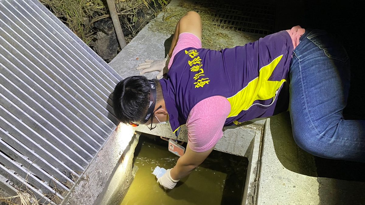 彰化縣環保局暗夜出擊,查獲6家畜牧業蓄意繞流排放未經處理的畜牧廢水,嚴重污染周遭水體環境。(圖/彰化縣政府提供) 彰化縣環保局暗夜出擊,查獲6家畜牧業蓄意繞流排放未經處理的畜牧廢水,嚴重污染周遭水體環境。(圖/彰化縣政府提供)