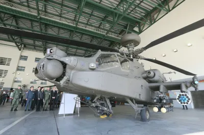 蔡英文總統12月30日視導「陸軍航空601旅」,步行至飛機左側靜態展示區瞭解AH-64E直升機及UH-64M直升機的性能(總統府) 蔡英文總統12月30日視導「陸軍航空601旅」,步行至飛機左側靜態展示區瞭解AH-64E直升機及UH-64M直升機的性能(總統府)