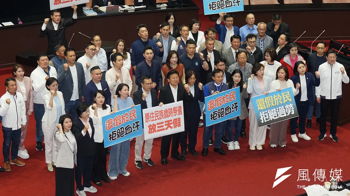 立法院9日三讀「紀念日及節日實施條例草案」,國民黨立院黨團歡呼定案。(資料照,蔡親傑攝) 立法院9日三讀「紀念日及節日實施條例草案」,國民黨立院黨團歡呼定案。(資料照,蔡親傑攝)