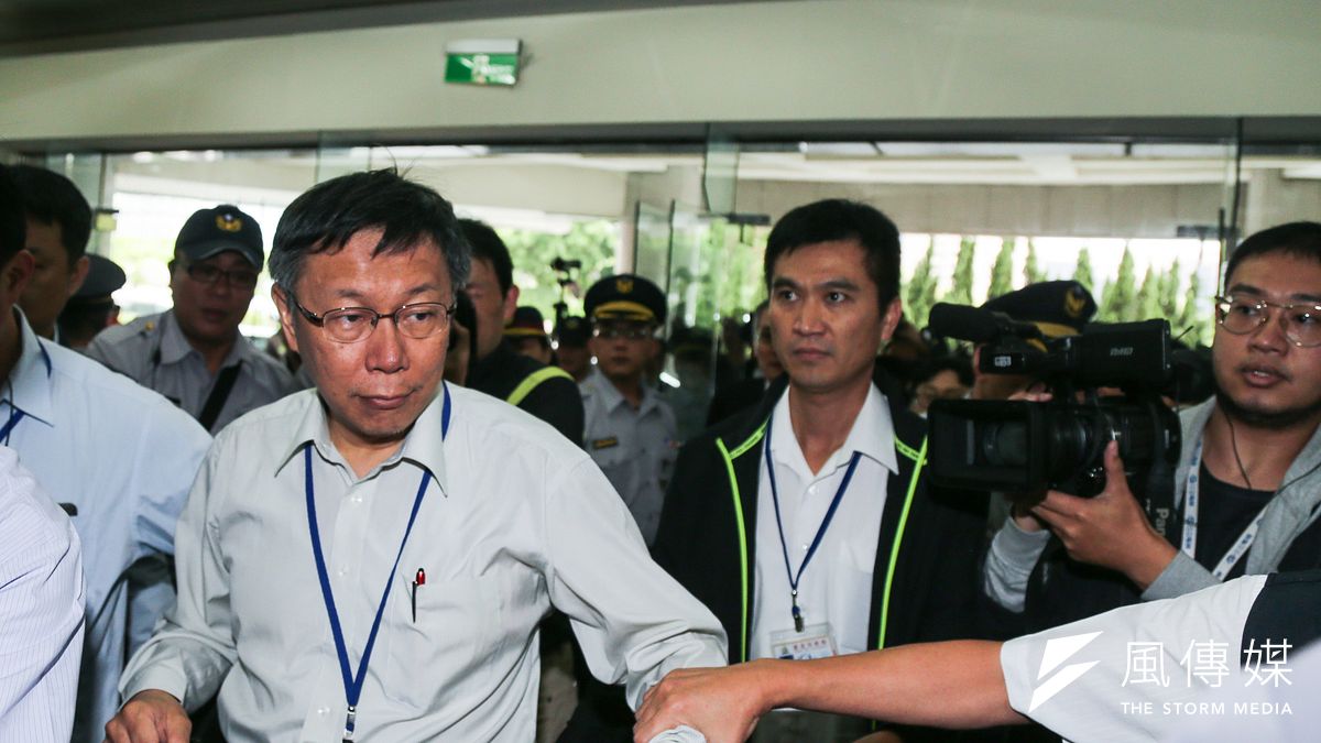 柯文哲(左)市長施政報告與備詢,門口大巨蛋護樹聯盟抗議團體,擠入議會施政報告。(陳明仁攝) 柯文哲(左)市長施政報告與備詢,門口大巨蛋護樹聯盟抗議團體,擠入議會施政報告。(陳明仁攝)