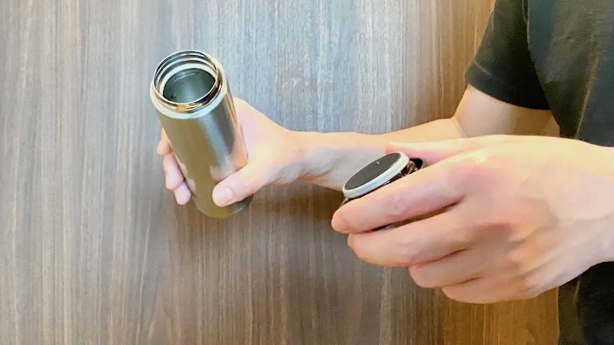 許多保溫瓶長期用來裝茶、咖啡等飲品,容易在瓶內殘留異味,甚至影響保溫效果,因此建議定期更換使用。(示意圖/取自photo-ac) 許多保溫瓶長期用來裝茶、咖啡等飲品,容易在瓶內殘留異味,甚至影響保溫效果,因此建議定期更換使用。(示意圖/取自photo-ac)