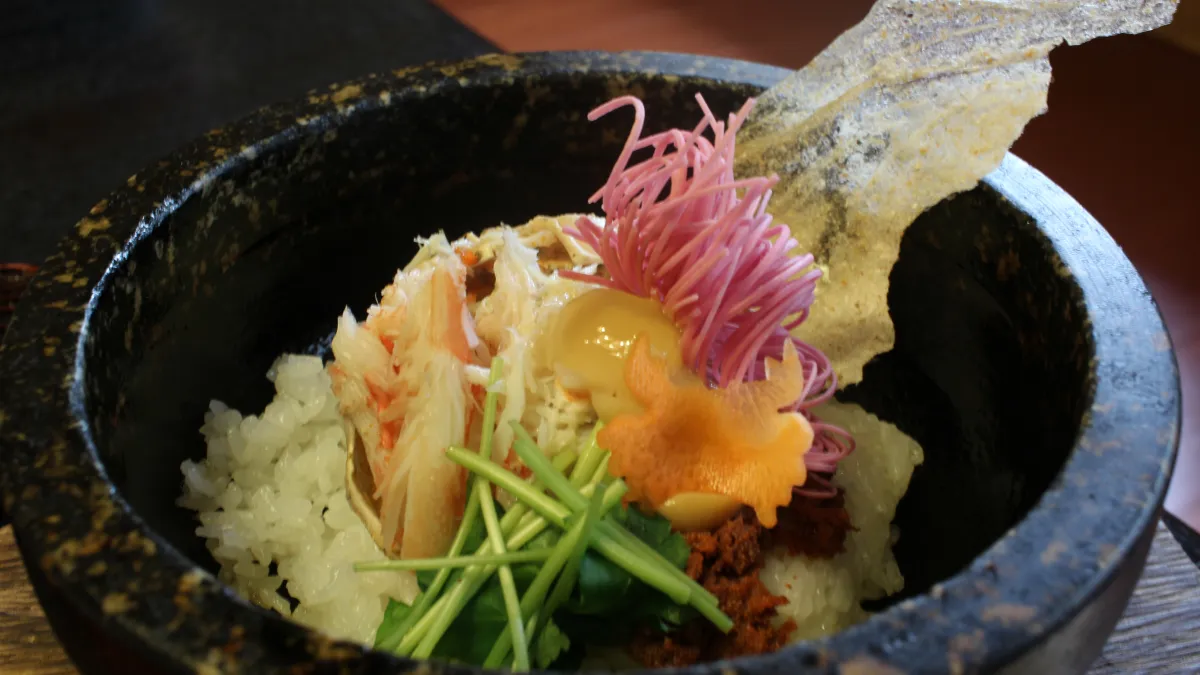 涼涼的天最需要美食來溫暖身心,日本加賀溫泉鄉推出的超強美食「加賀螃蟹飯」,完全是視覺與味覺的極致饗宴。高貴不貴的價格,卻有一滿碗螃蟹飯、5道精美小菜、湯和甜點,專程跑去吃一趟都很值得。(圖/時報出版提供)