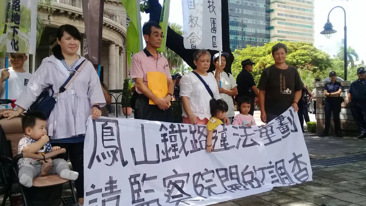 被劃進鳳山車站市地重劃範圍的居民陳文華一家人,6月前往監察院,要求調查高雄市政府在此案的不合法情事。(朱淑娟提供)
