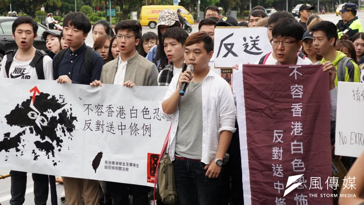 聲援香港反送中行動,在台港生13上午日赴總統府,盼能面見總統蔡英文。(盧逸峰攝)