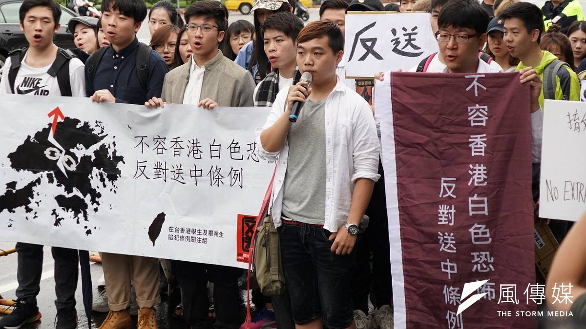 聲援香港反送中行動,在台港生13上午日赴總統府,盼能面見總統蔡英文。(盧逸峰攝) 聲援香港反送中行動,在台港生13上午日赴總統府,盼能面見總統蔡英文。(盧逸峰攝)