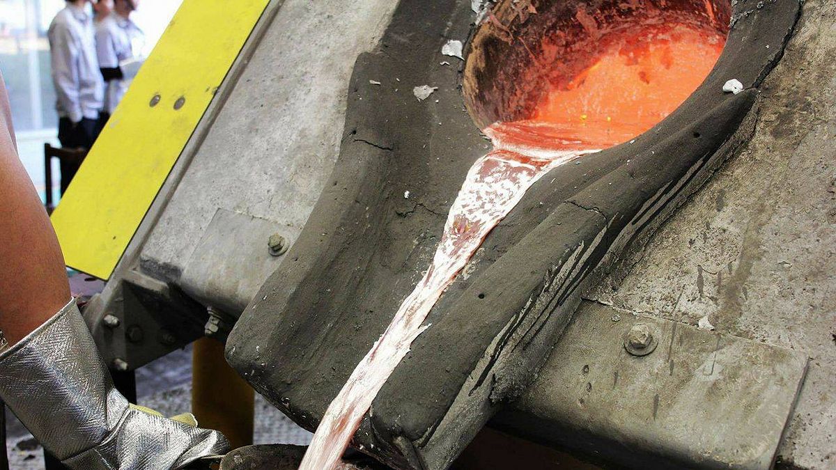 加熱到變成液體的金屬,顏色轉為紅色相當滾燙。(圖/技職3.0提供) 加熱到變成液體的金屬,顏色轉為紅色相當滾燙。(圖/技職3.0提供)