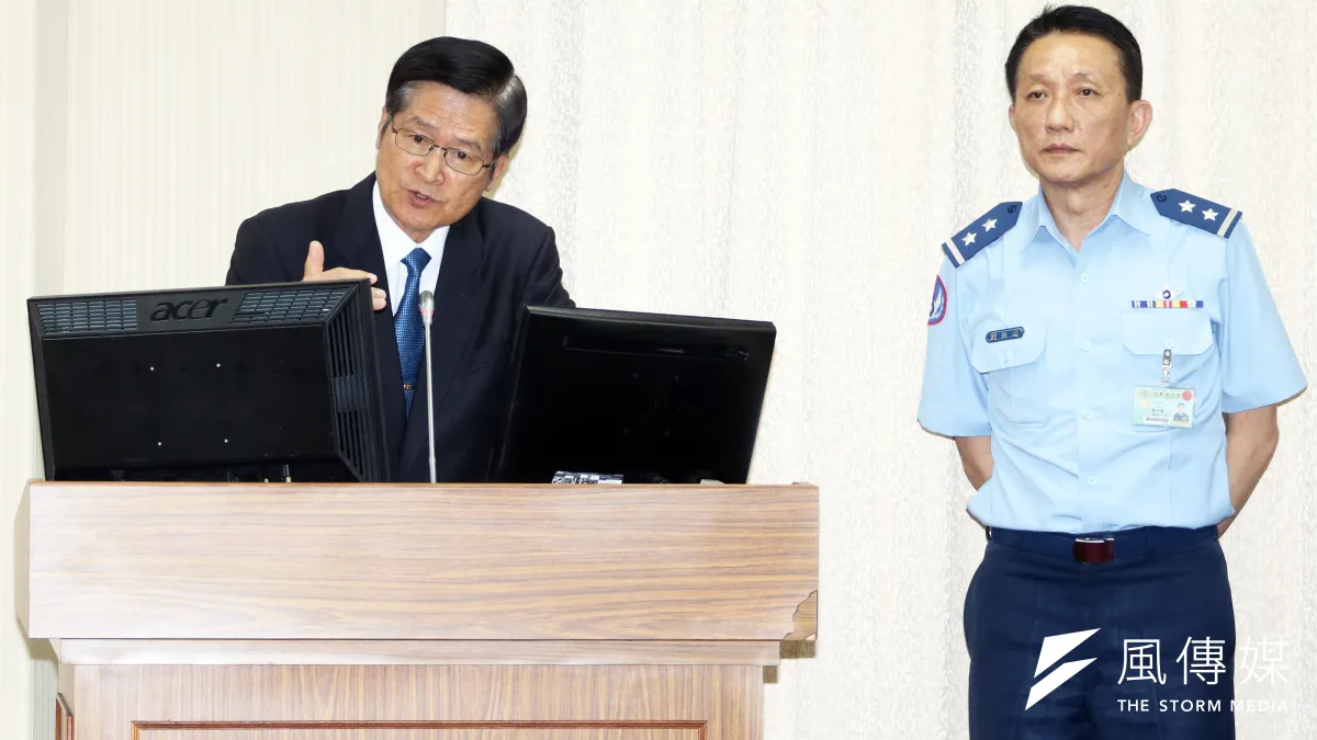 國防部長嚴德發與空軍參謀長劉任遠中將同台備詢。(蘇仲泓攝) .JPG