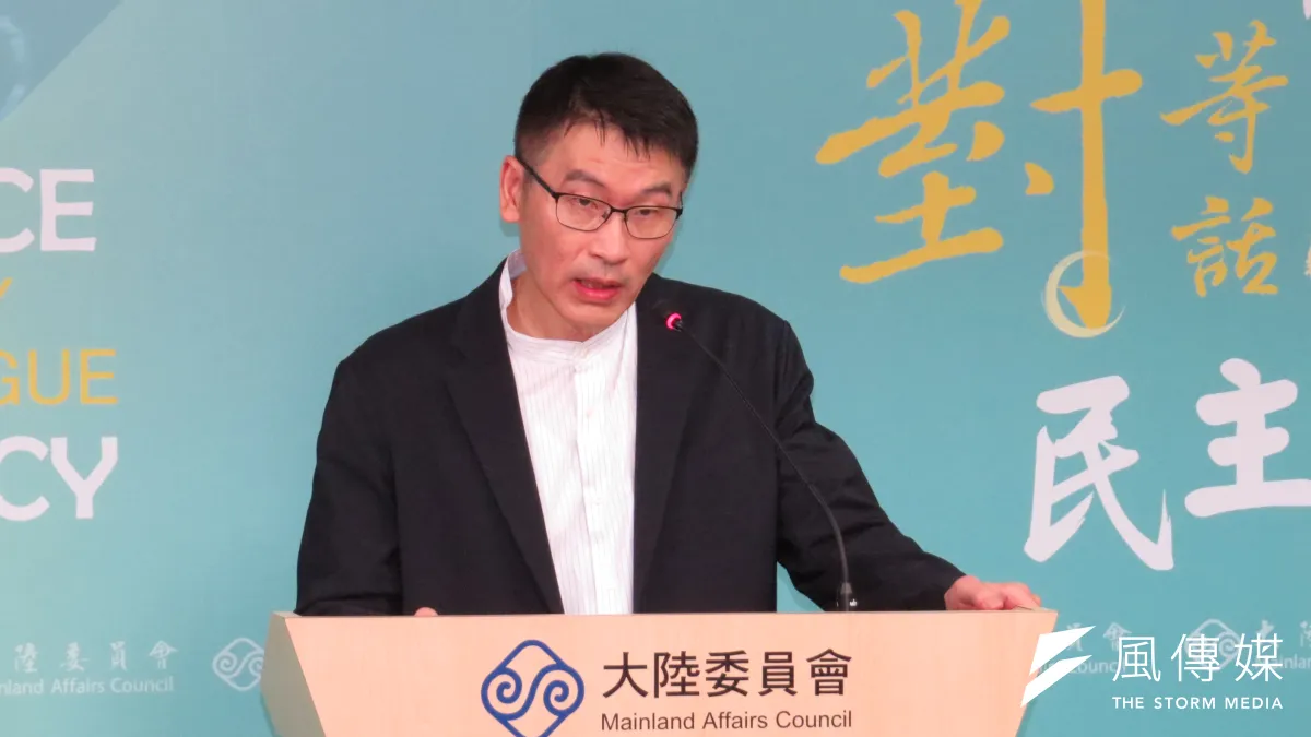 梁文傑主持例行記者會,說明政府修法應對「跨境鎮壓」的方向,舉例在美國只要受到外國指示,最高可以判刑10年。(楊騰凱攝)