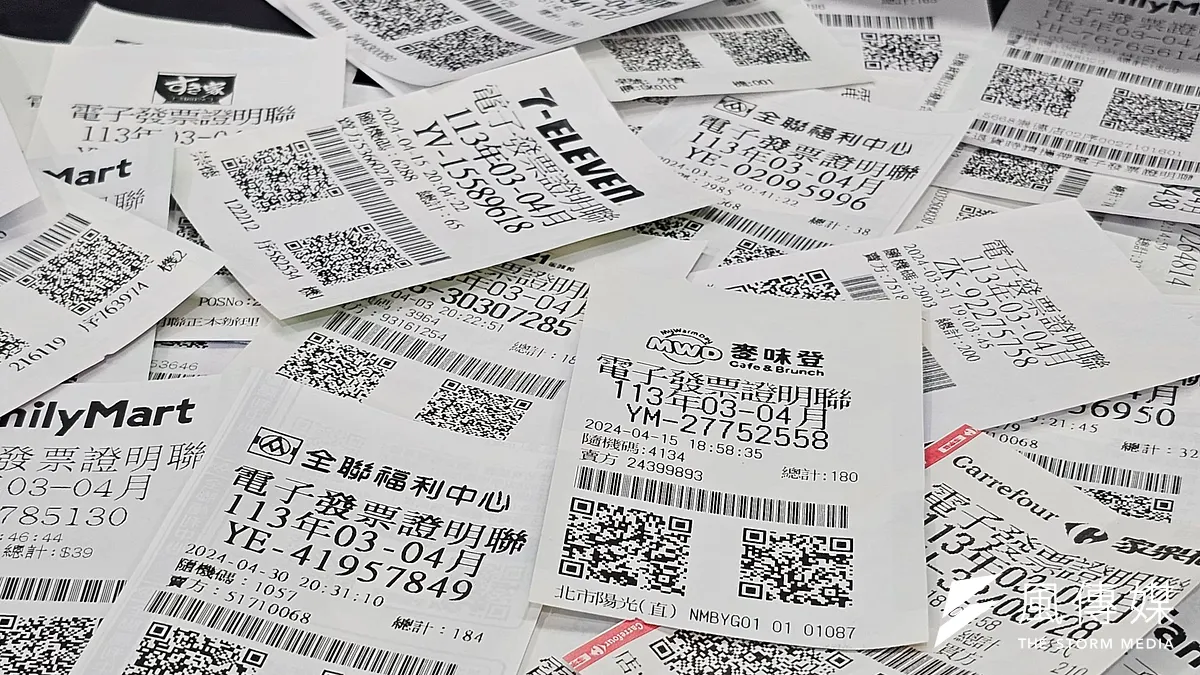 統一發票1、2月中獎號碼已於25日開出,其中全家、7-11與全聯通路共誕生31位大獎幸運得主,超商也祭出兌獎回饋。(資料照/洪煜勛攝)